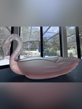 Frosted Pink Glass Swan